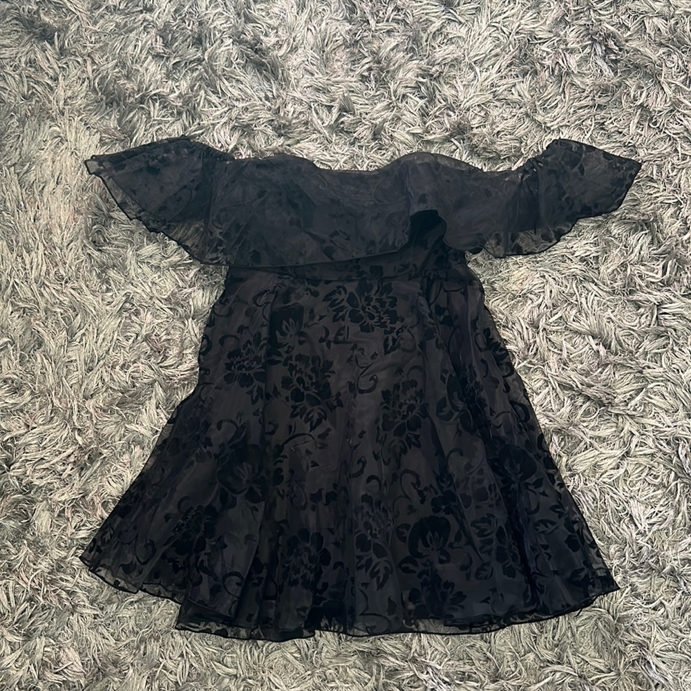Off the shoulders dress, can be used for homecoming or any event!